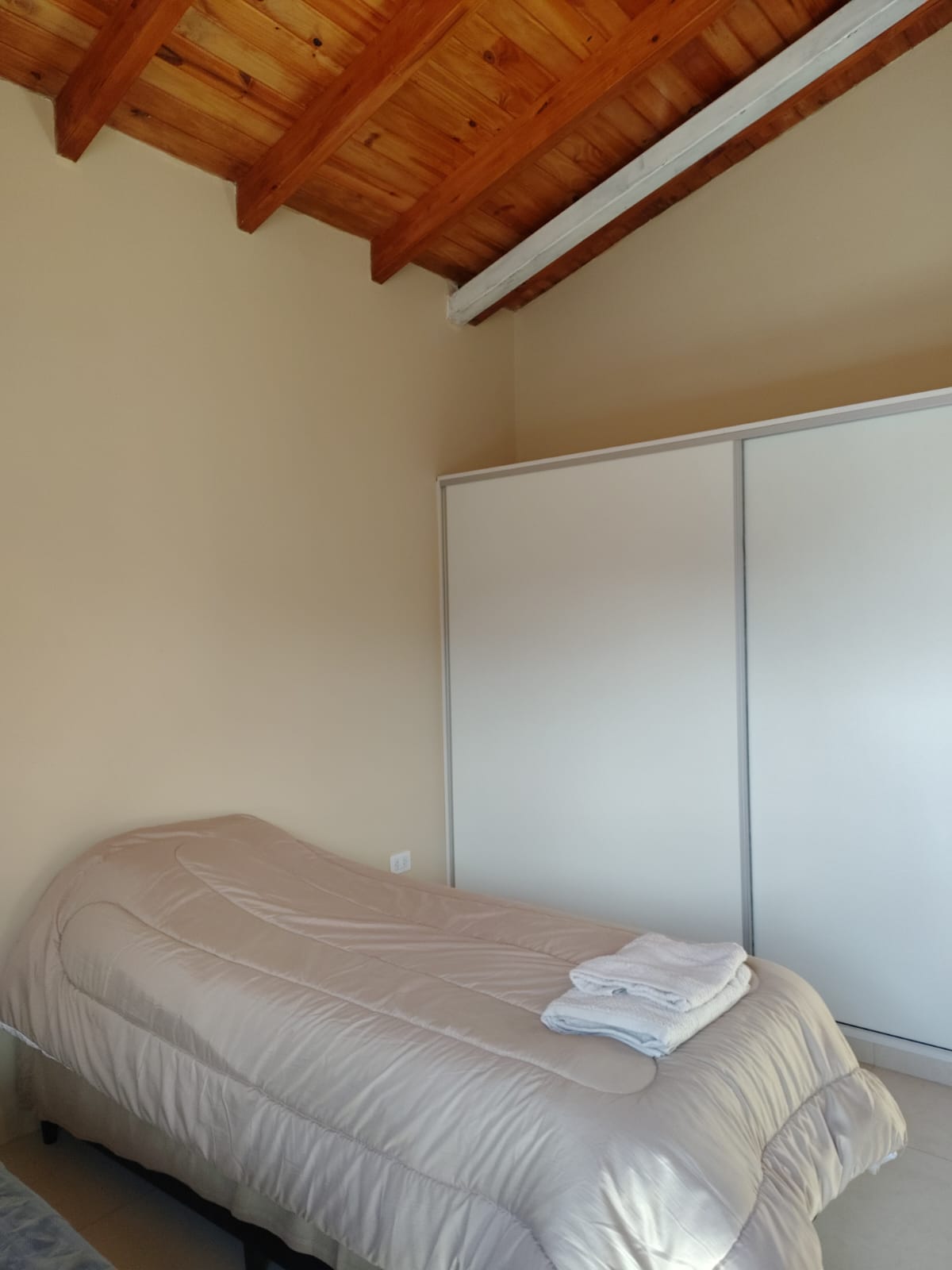 Dormitorio preparado en la primera casa de alojamiento