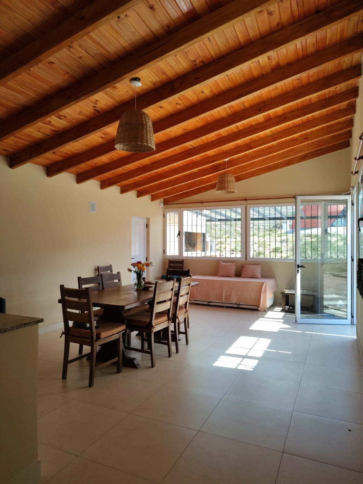 Living y comedor preparado en la primera casa de alojamiento