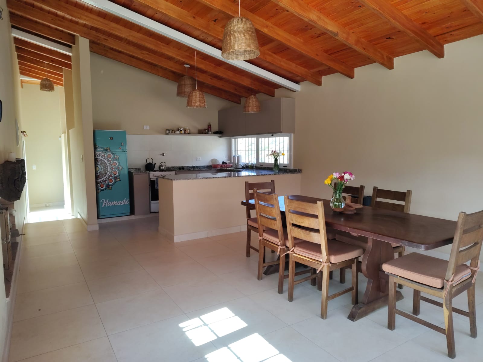 Cocina y comedor preparado en la segunda casa de alojamiento