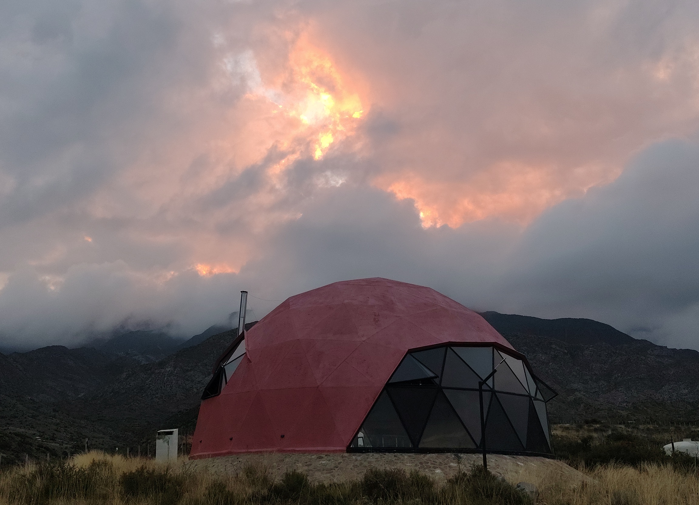 Domo de El Templo del Silencio rodeado por la montaña